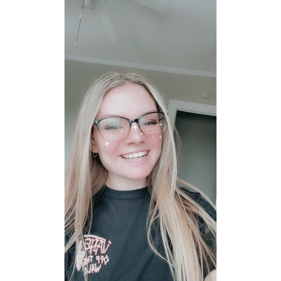 Meet your Posher, Mikaela - Picture 1 of 1